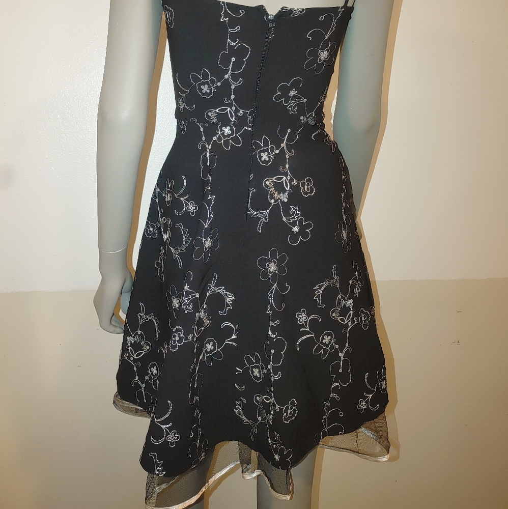 STEPPIN OUT FLORAL VINTAGE DRESS - Picture 14 of 15